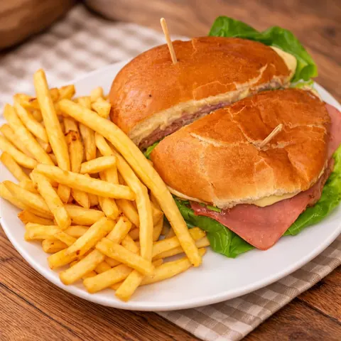 Chivito canadiense al pan con jamón, muzzarella y lechuga, con papas fritas