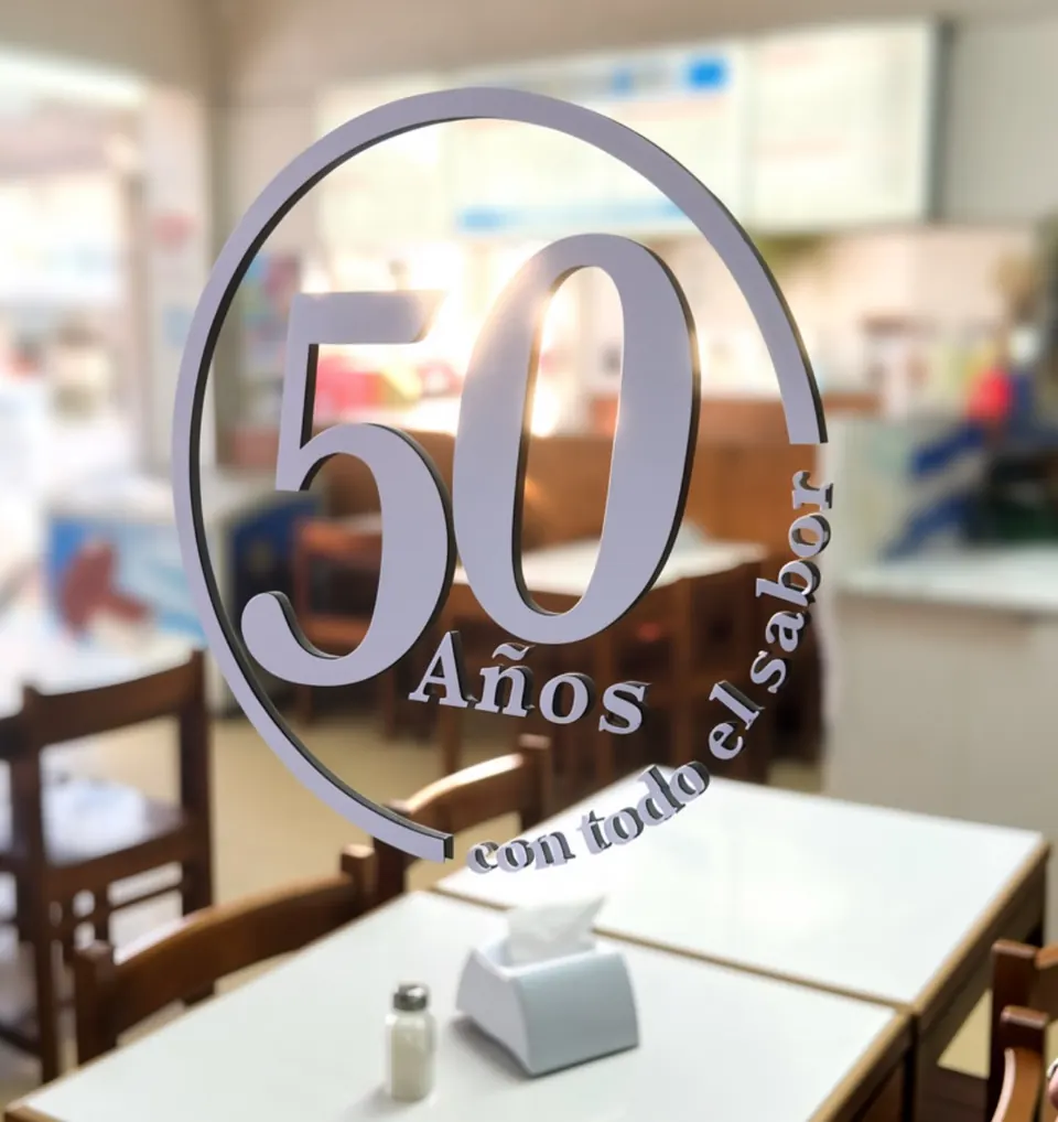 Mesas del salón con la marca de los 50 años de La Tuerca